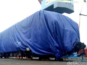 Ditutup Terpal, LRT Made in Madiun Tiba di Palembang