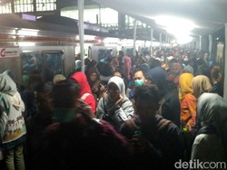 Masih Horor, Begini Suasana Desak-desakan Stasiun Duri Malam Ini