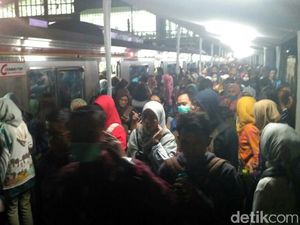 Masih Horor, Begini Suasana Desak-desakan Stasiun Duri Malam Ini Masih Horor, Begini Suasana Desak-desakan Stasiun Duri Malam Ini