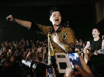 Batik dan Ucapan Kecintaan The Script Atas Indonesia