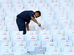 Sejumlah petugas tengah melakukan perawatan tribun penonton Stadion Utama Gelora Bung Karno (SUGBK) Senayan, Jakarta, Rabu (11/4).
