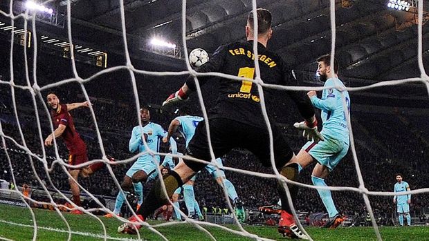 Kostas Manolas mencetak gol ketiga ke gawang Barcelona.