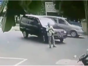 Duh, Main HP di Tengah Jalan, Pak Ogah Ini Ditabrak Mobil