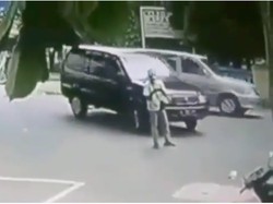 Duh, Main HP di Tengah Jalan, Pak Ogah Ini Ditabrak Mobil