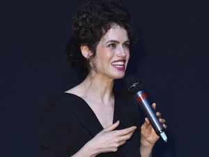 9 Fakta Kekasih Baru Brad Pitt, Wanita Genius & Mantan Militer