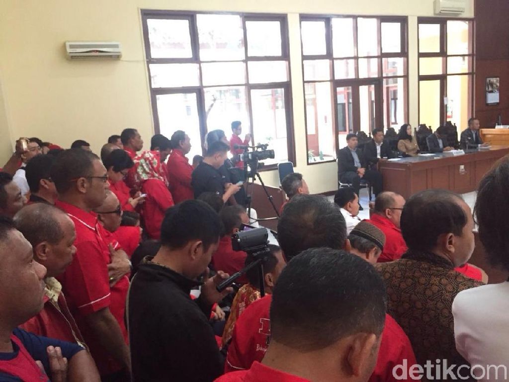 PTUN Loloskan PKPI Ikut Pemilu, Kader Sujud Syukur PTUN Loloskan PKPI Ikut Pemilu, Kader Sujud Syukur