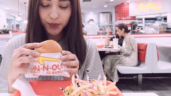 Cantik! Begini Gaya Mantan Artis Cilik Dena Rachman Saat Makan