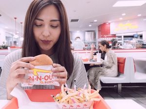 Cantik! Begini Gaya Mantan Artis Cilik Dena Rachman Saat Makan