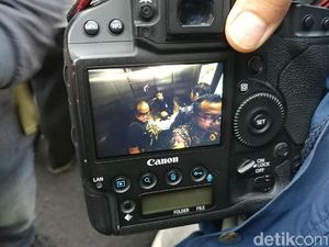 Petugas KPK Bawa Abubakar Pakai Kursi Roda Lewat Lift Barang Petugas KPK Bawa Abubakar Pakai Kursi Roda Lewat Lift Barang