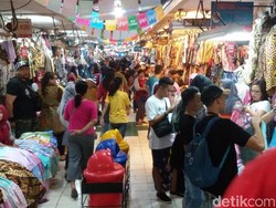 Ramainya Pasar Beringharjo Yogya Saat Buka Sampai Malam Hari