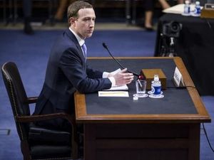 Tempat Duduk Bos Facebook di Senat AS Jadi Bahan Ejekan Netizen