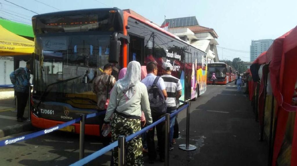 Warga Antre Naik Bus Tanah Abang Explorer Warga Antre Naik Bus Tanah Abang Explorer