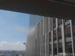 Tunjungan Plaza 6 Terbakar, Petugas PMK: Asap Tebal di Lantai 13