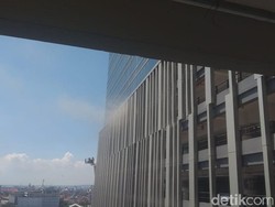 Tunjungan Plaza 6 Terbakar, Petugas PMK: Asap Tebal di Lantai 13