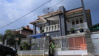 Foto: Penampakan Rumah Mewah Milik Pengoplos Miras Maut
