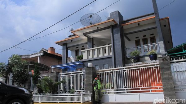 Foto: Penampakan Rumah Mewah Milik Pengoplos Miras Maut