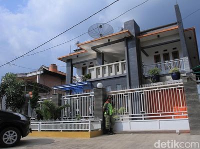 Foto: Penampakan Rumah Mewah Milik Pengoplos Miras Maut