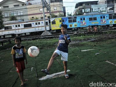 Potret Kehidupan di Pinggir Rel Kereta Api Jakarta
