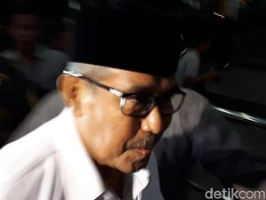 Pakai Tongkat, Bupati Bandung Barat Tersangka Suap Tiba di KPK Pakai Tongkat, Bupati Bandung Barat Tersangka Suap Tiba di KPK