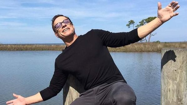 Van Damme Berantem Itu Biasa, Kalau Lagi Liburan Malah Kocak