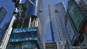 Foto: Asap Menerobos Lantai 13 Tunjungan Plaza 6, Kebakaran?