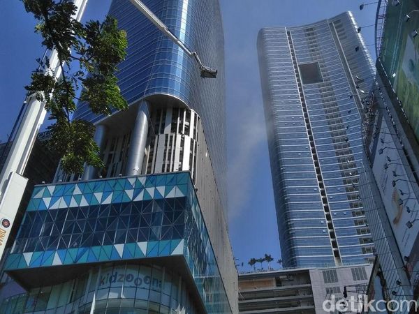 Foto: Asap Menerobos Lantai 13 Tunjungan Plaza 6, Kebakaran?