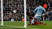 Gempuran serangan City menghadirkan gol lain di menit-menit akhir babak pertama. Namun, sepakan Leroy Sane dianulir wasit karena dianggap offside. Padahal dalam tayangan ulang memperlihatkan Sane menyambar bola yang lebih dahulu mengenai pemain Liverpool James Milner. (Foto: Andrew Yates/Reuters)