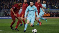 Di bawah kawalan para pemain Roma, Messi pun terus berusaha memamerkan kelihaiannya mengolah si kulit bundar demi membuka ruang dan menciptakan peluang. (Foto: Max Rossi/Reuters)