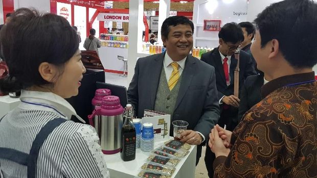 Dubes RI untuk Korsel, Umar Hadi memperkenalkan kopi Indonesia di International Coffee Expo Seoul 2018.