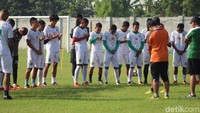 Tim besutan Angel Alfredo Vera itu berlatih di stadion Jenggolo Sidoarjo, Rabu (11/4/2018). (Foto: Suparno Nodhor/detikSport)