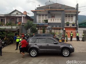 Polisi Gerebek Rumah Mewah Milik Penjual Miras Oplosan Maut