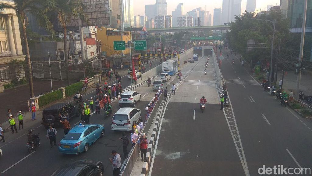 Potret Arus Lalin di Underpass Mampang yang Resmi Dibuka Potret Arus Lalin di Underpass Mampang yang Resmi Dibuka