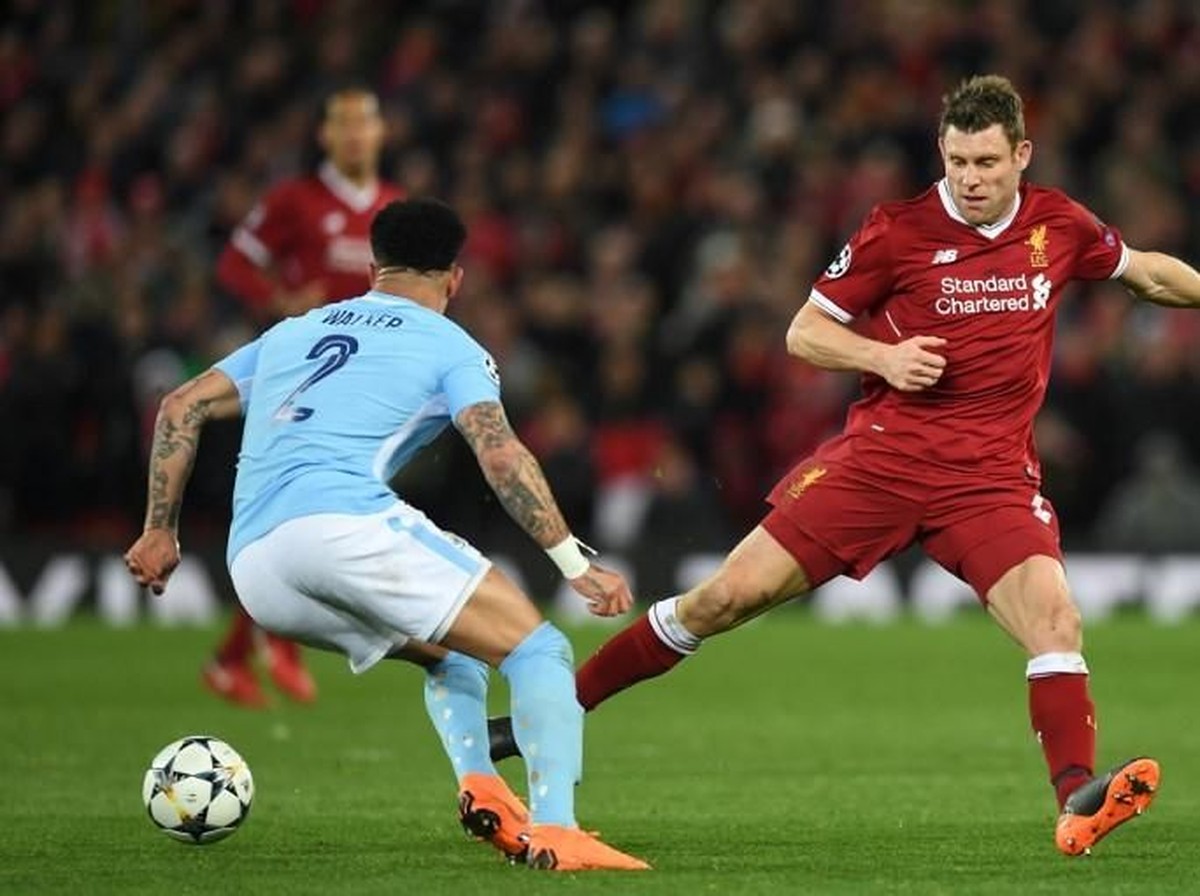 Kyle Walker memakai kaus kaki berlubang. Kenapa? (AFP PHOTO / Paul ELLIS)