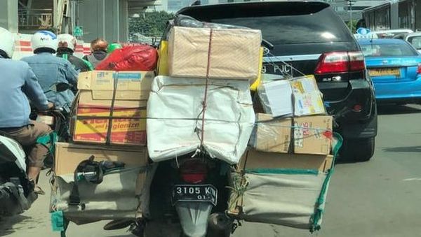 Pemain Sirkus di Jalanan yang Buat Hati Cenat-cenut