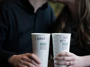 Romantis Banget! Pasangan Ini Bikin Foto Prewedding di Gerai Starbucks