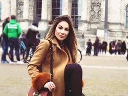 Larissa Peereira adalah istri dari striker Liverpool Roberto Firmino. Larissa memang kerap berpakaian seksi. (larissa_peereira/Instagram)