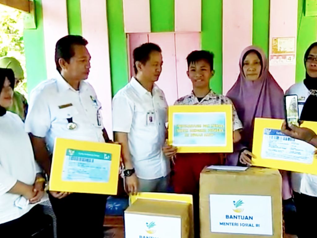 Momen Bocah yang Curhat ke Jokowi Dapatkan Kaki Palsu Momen Bocah yang Curhat ke Jokowi Dapatkan Kaki Palsu
