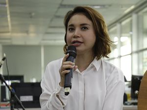 Sujud Syukur Rossa untuk Penghargaan Tertinggi dalam Kariernya