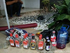 Polisi Pastikan 2 Orang Tewas di Ciputat Akibat Miras Oplosan Polisi Pastikan 2 Orang Tewas di Ciputat Akibat Miras Oplosan