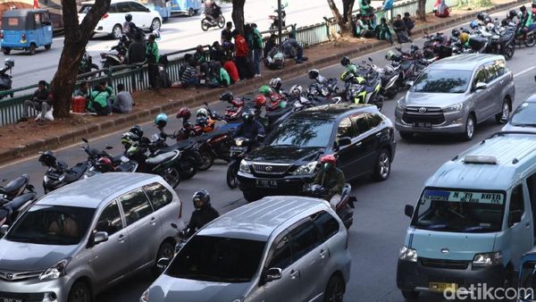 Duh! Ojek Online Kuasai Jalan Mangga Dua Raya