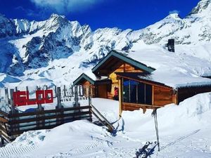 Sedang Mabok, Traveler Ini Malah Daki Pegunungan Alpen