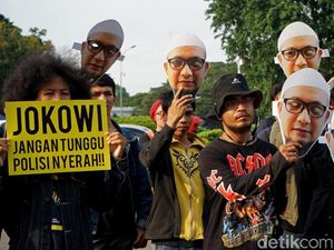 Setahun Digantung, Pendukung Novel Gelar Aksi di Istana Setahun Digantung, Pendukung Novel Gelar Aksi di Istana