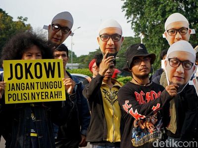 Setahun Digantung, Pendukung Novel Gelar Aksi di Istana