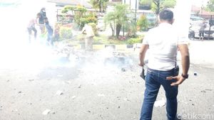 Foto: Duarr! Barang Bukti Meledak Saat Dimusnahkan di Makassar