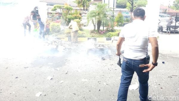 Foto: Duarr! Barang Bukti Meledak Saat Dimusnahkan di Makassar