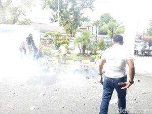 Foto: Duarr! Barang Bukti Meledak Saat Dimusnahkan di Makassar