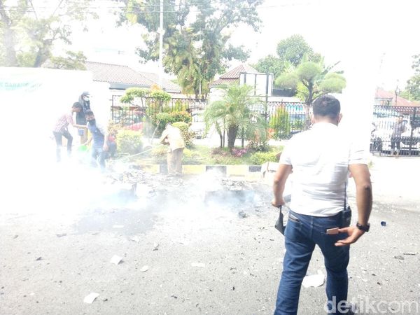 Foto: Duarr! Barang Bukti Meledak Saat Dimusnahkan di Makassar