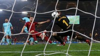 Roma langsung tampil ofensif sejak awal. Tim tuan rumah hanya butuh enam menit untuk unggul melalui gol Edin Dzeko. Foto: Alessandro Bianchi/Reuters
