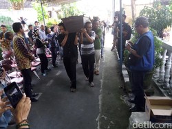 Puisi Nisan Iringi Jenazah Danarto Menuju Pemakaman