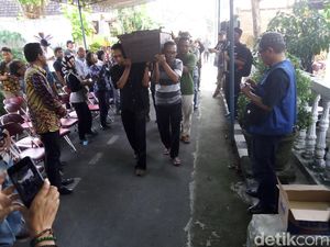 Puisi Nisan Iringi Jenazah Danarto Menuju Pemakaman Puisi Nisan Iringi Jenazah Danarto Menuju Pemakaman
